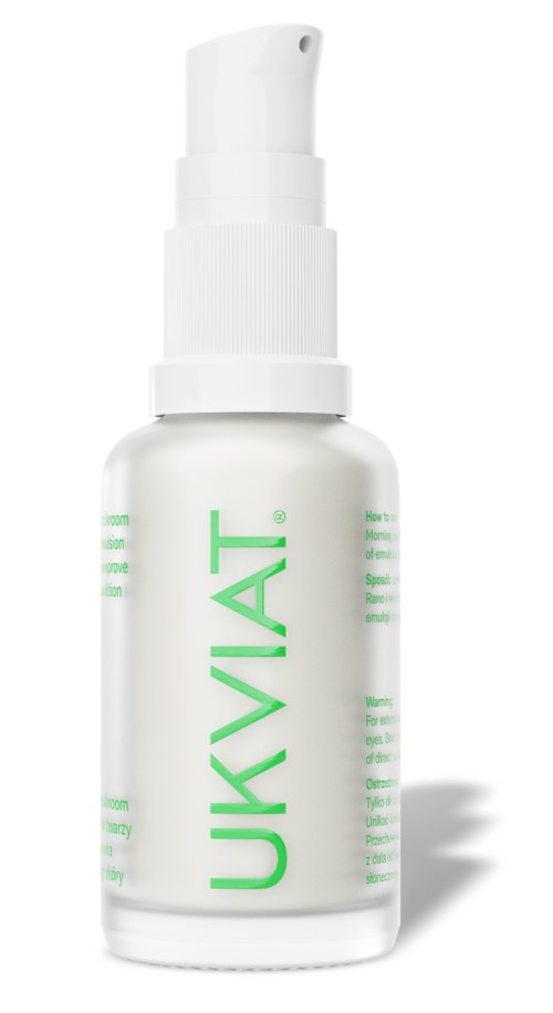 Een witte fles met pomp, gelabeld 'UVAT' in groen, waarschijnlijk een huidverzorgings- of cosmeticaproduct.
