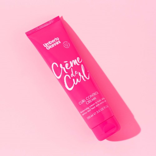Vaaleanpunainen putkilabelillä 'Creme de Curl' ja varjo vaaleanpunaisella taustalla.
