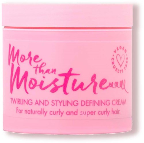 Pink burk av lockar och stylingkräm för naturligt lockigt hår. Texten säger: More than Moisture.