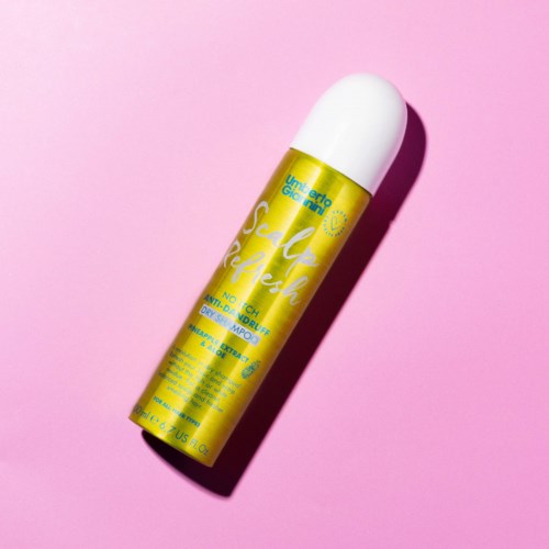 Een gele spuitbus met witte dop, gelabeld in blauw en geel, op roze achtergrond.