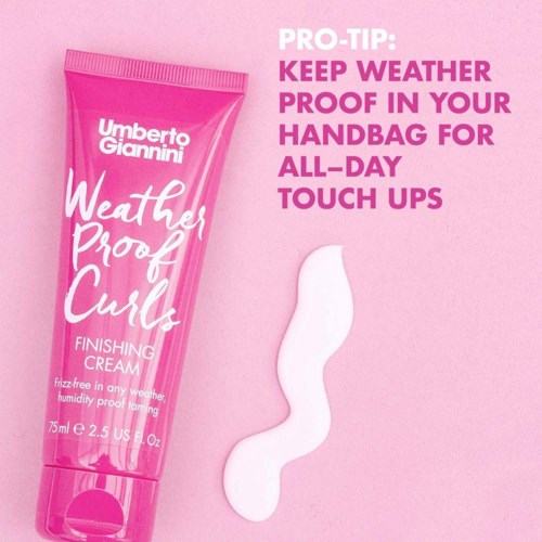 Rosa tub med Weather Proof Curls kräm och råd att ha den i väskan för fixering hela dagen.