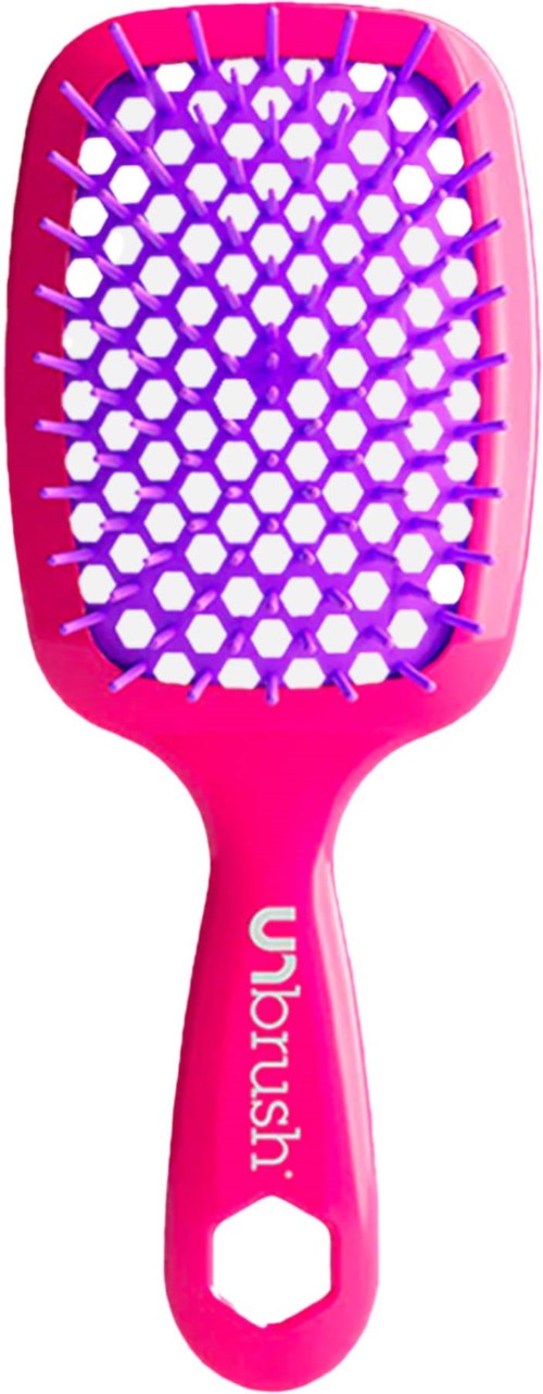 Valkoinen- ja pinkki hiusharja, jossa on violettia harjaa ja valkoisia päitä, 'Unwash'-merkki kahvassa.