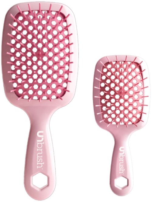 Kaksi vaaleanpunaista hiusharjaa leveällä ja kapealla harjamallilla, merkinnällä Unbrush, suuri ja pieni koko.