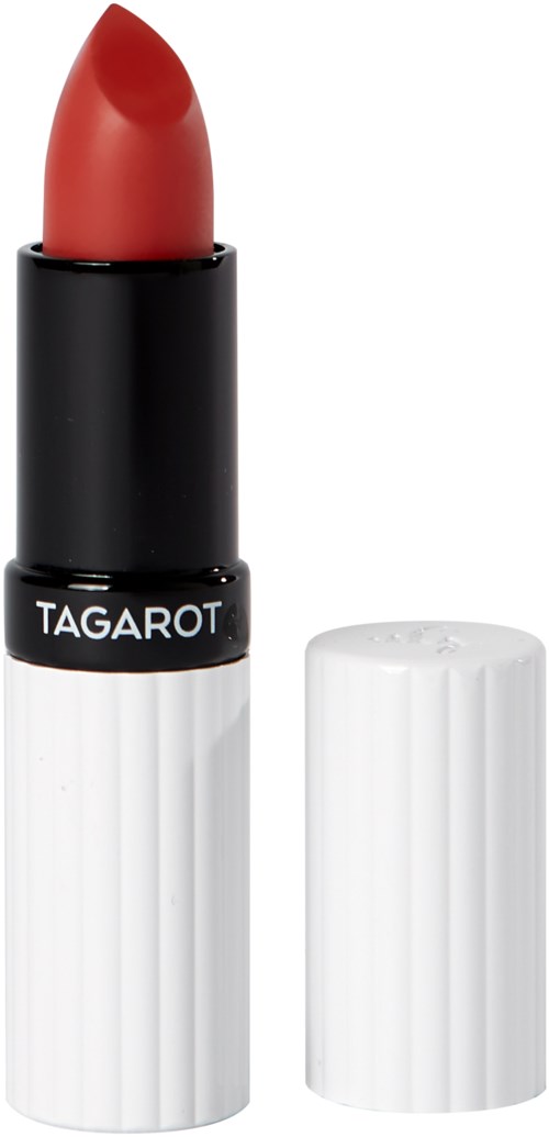 Punainen huulipuna mustassa ja valkoisessa pakkauksessa, kansi pois. Tuotemerkki on 'TAGAROT'.