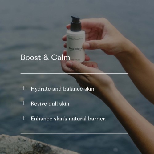Käsivarsi pitää pumpullista valkoista pulloa veden äärellä, mainostaen ihonhoitotuotetta 'Boost & Calm'.