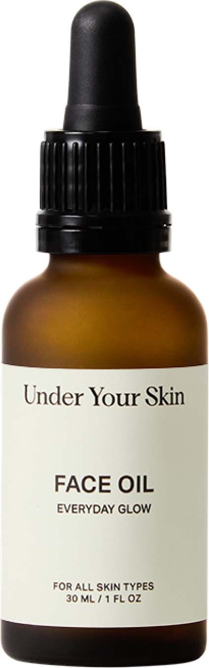 En lille brun flaske med sort låg og dryppe, mærket 'Face Oil' til alle hudtyper, 30 ml.
