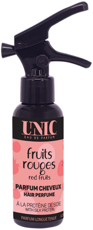 En svart sprayflaske med rosa og svart etikett, viser 'Fruits Rouges' og 'Hair Perfume'-tekst, for hårduft.