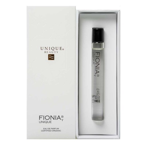 En parfyllflaska och box märkt 'Unique Beauty' och 'FIONIA By'. Flaskan är genomskinlig med svart lock.