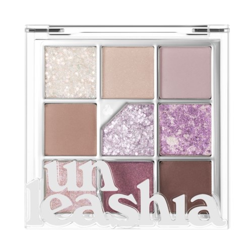 Eine Make-up-Palette mit neun verschiedenen Farbtönen, darunter Pink, Lila und neutrale Farben, teilweise sichtbarer Markenname.