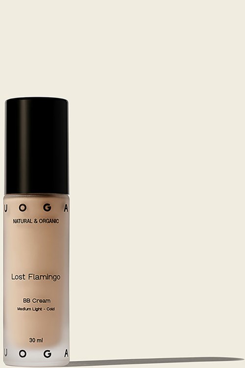 En flaska GC Natural & Organic BB Cream i medium ljus färg mot en enkel bakgrund.