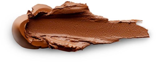 En stribe af brun creme eller makeup med en glat, cremet tekstur på en hvid baggrund.