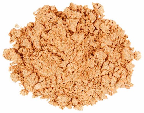 Krossad beige puder, ser ut som mat eller krydda. Inga etiketter eller andra föremål i bilden.