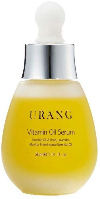 Gelbe Serumflasche mit weißem Tropfenverschluss, beschriftet "URANG Vitamin Oil Serum" mit Hagebutten-, Rosen- und Lavendelöl.