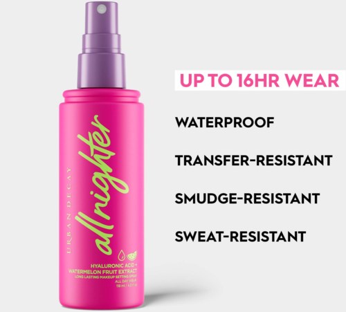 Rosa sprayflaska med rosa och gula text, som påstår att den är vattentät, transfer-resistent, smutstålig och svettsäker.