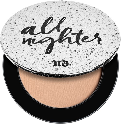 En makeupprodukt i kompaktform med texten 'all nighter' på locket och en beige puder inuti.