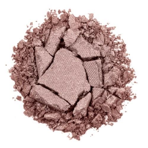 Rosa feuchter Puder mit zerbrochenen Make-up- oder Lidschattenstücken. Helles Farbprofil, pudrige Textur.