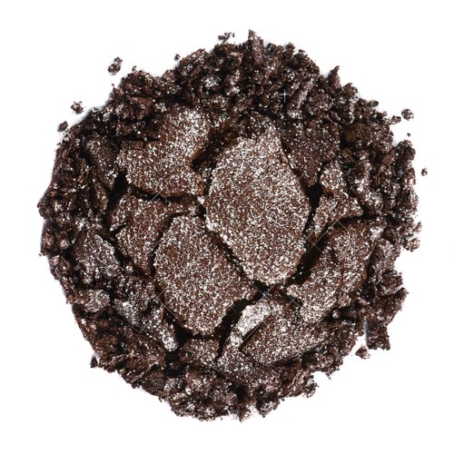 Gebroken chocoladekoekjes met poedersuiker, gevormd tot een ruwe cirkel.