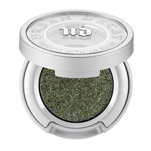Dit is een ronde container met een doorzichtige deksel die glitters oogschaduw bevat.