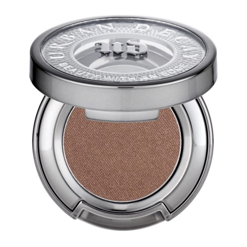 Ein kleiner runder Make-up-Deckel mit brauner Lidschatte innen und silbernem Gehäuse.