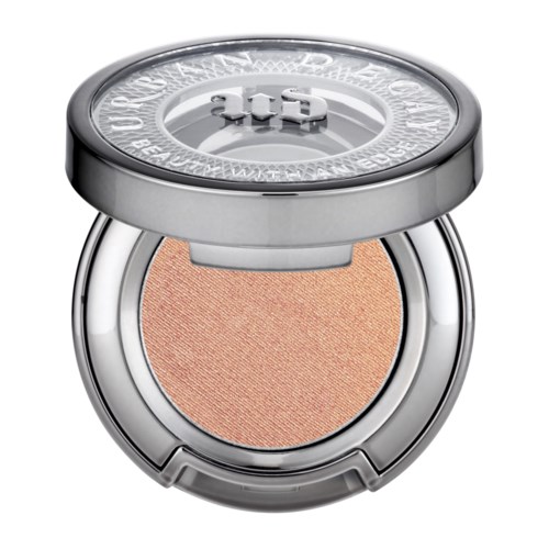 Ein typischer Make-up-Deckel mit peachfarbenem Presspulver und silbernem Deckel.