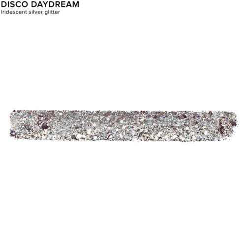 En horisontell linje av skinande, iridescent silverglitter över en vit bakgrund. Texten nämner musik och glitter.