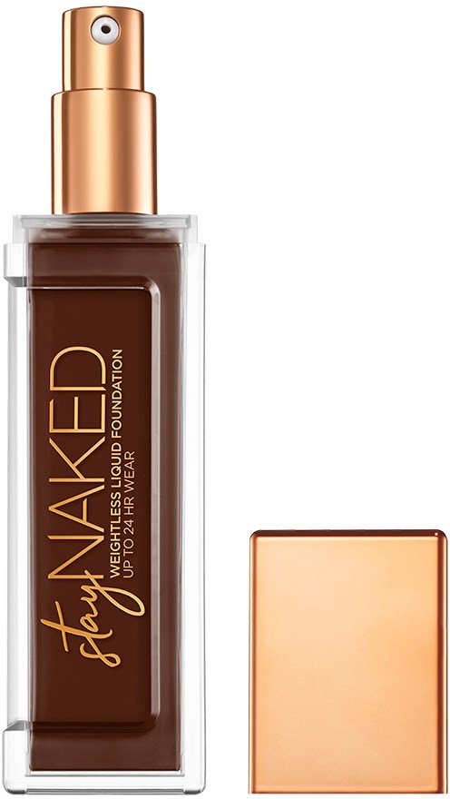 En flaska med mörk flytande foundation med sprayhuvud och en kvadratisk lock, märkt 'Stay Naked'.
