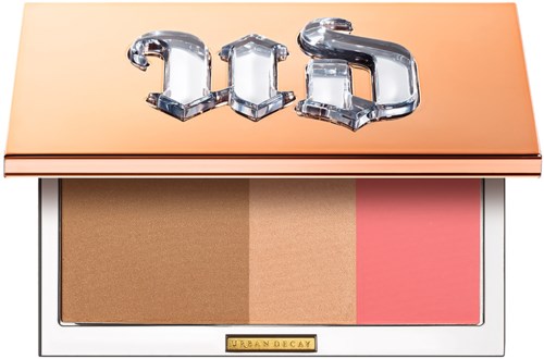Makeuppalett med tre nyanser: brunt, beige och rosa, under en roséguldlucka med "2015" i istill.