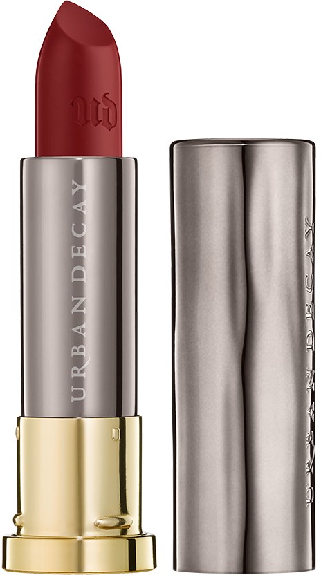 Ein roter Lippenstift in einem Silber- und Goldgehäuse mit Entfernen des Deckels. Der Lippenstift ist leicht herausgedreht.