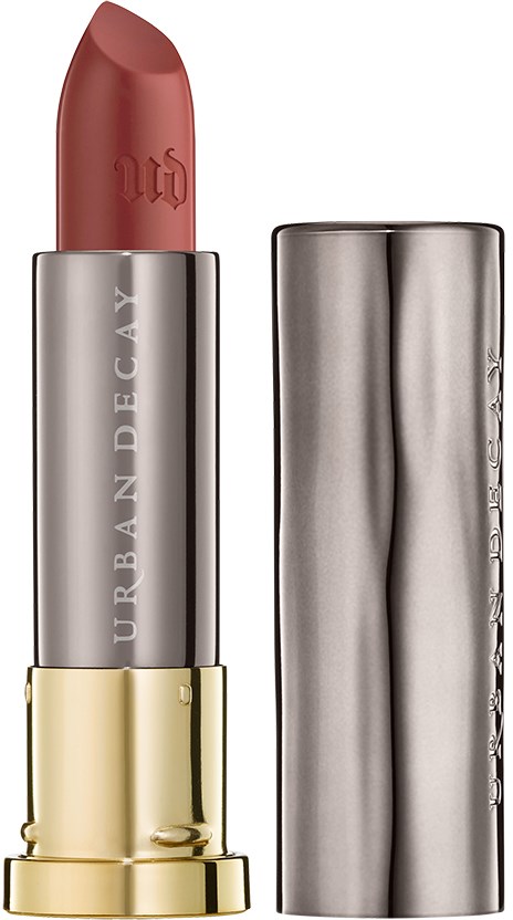 Ein Lippenstift in Silber- und Goldhülle, mit heller rosa Farbe. Der Deckel liegt daneben.