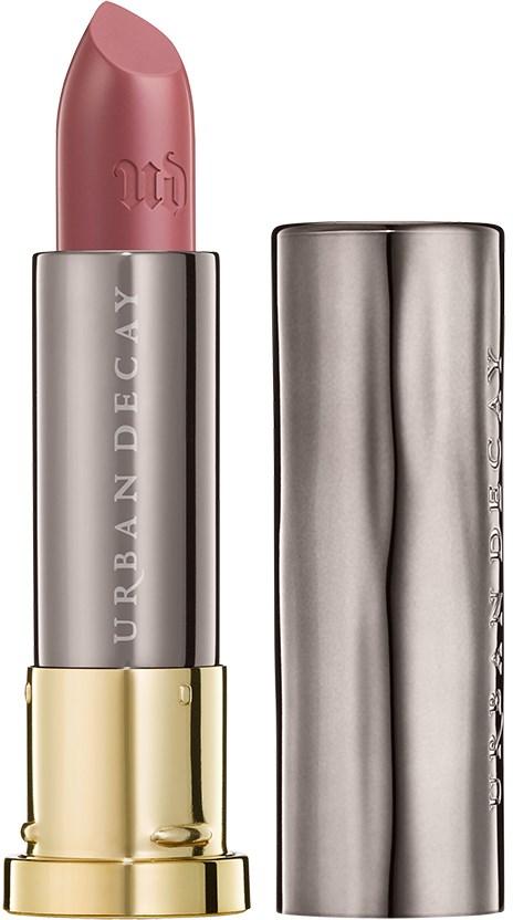 Ein rosafarbener Lippenstift mit silbernem und goldenem Gehäuse, mit der Aufschrift 'URBAN DECAY'.