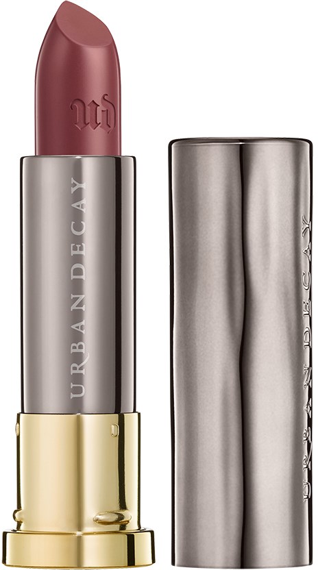 Ein pinker Lippenstift in einer silber-goldenen Hülse mit einer gewellten silbernen Kappe. Der Lippenstift ist teilweise geöffnet.