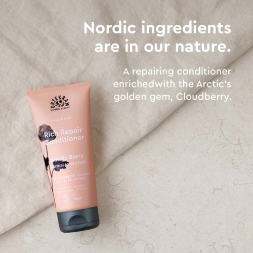 Ljusrosa conditionerär with bär på tygbakgrund, främjar nordiska ingredienser.