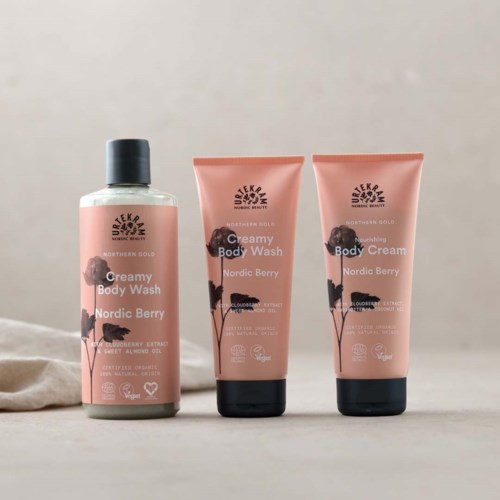 Tre hudvårdsprodukter i rosa förpackningar med svarta lock och text, märkta som Nordic Berry.