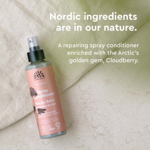 Tekst o spray'u conditioner z nordzkimi składnikami i arktycznymi jagodami, w różowej butelce.