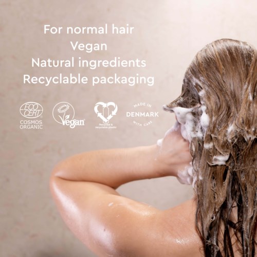 En kvinna tvättar sitt hår med skum, sett från sidan, med text om veganska och naturliga ingredienser.