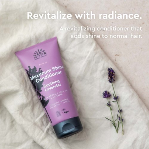 Odżywka do włosów o zapachu lawendy o nazwie 'Maximum Shine Conditioner' od Urtekram. Obok są gałązki lawendy.