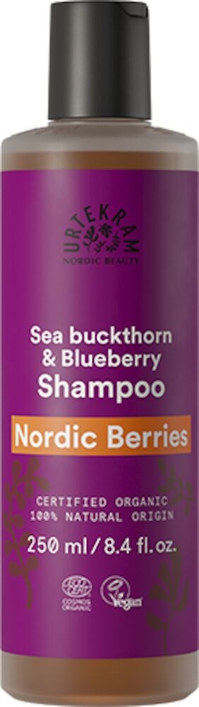 Shampooflasken er lilla med svart lokk, merket med ingrediensbeskrivelser som tang, blåbær og bær.
