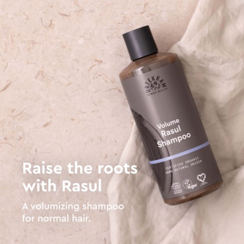Grå schampoflaska med svart lock, står det 'Raise the roots with Rasul' för normalt hår.