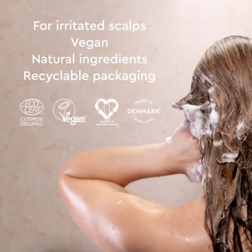 Tekst promujący naturalne, wegańskie i ekologiczne produkty do pielęgnacji skóry głowy, z certyfikatami, wyprodukowane w Danii.