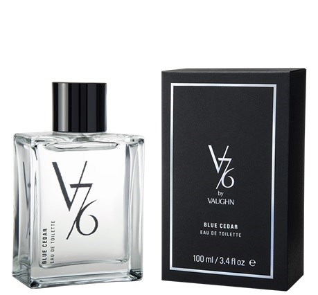 En parfyllflaska och en kartong märkta 'V6 by Vaughn Blue Cedar' bredvid varandra, 100 ml storlek.