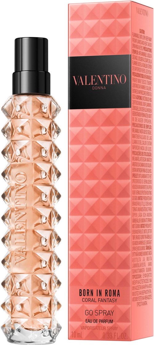 En parfymeflaske med en teksturert, diamantlignende mønster og rosa farge, sammen med en matchende rosa eske med svart og rosa tekst.