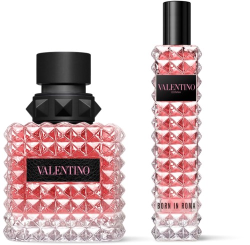Twee flessen met roze vloeistof, getextureerd diamantpatroon, zwarte doppen en Valentino-labels. De ene is kort en breed, de andere lang en slank.