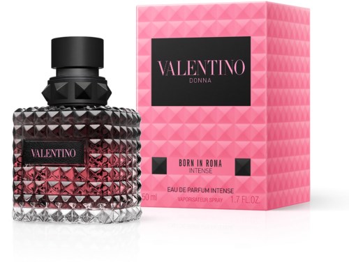 Ein Parfümflasche mit strukturierter Oberfläche und rosa Flüssigkeit, neben einer rosa Box mit schwarzem Etikett, Valentino Donna.