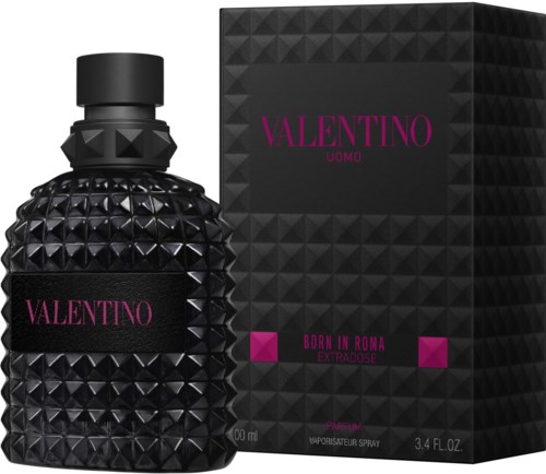 Svart flaske med strukturert overflate, rosa tekst og matchende eske for Valentino Uomo-parfyme.