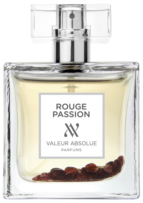 En parfymflaska märkt Rouge Passion av Valeur Absolue, med kaffebönor i botten.