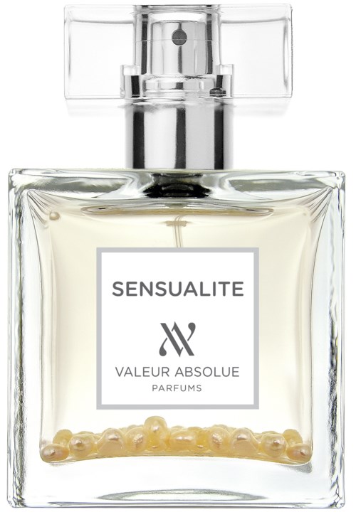 En parfymflaska märkt 'SENSUALITE VALEUR ABSOLUE PARFUMS' med små pärlor längst ner. Klart glas och fyrkantig form.