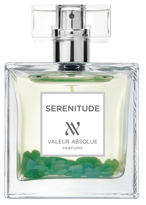 En tydlig parfyllflaska med gröna pärlor i botten och en vit etikett som säger "Serenitude" och "Valeur Absolue."