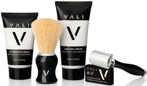 Set med herrvårdsprodukter: aftershave-balm, rakkräm, rakborste och rakkniv.