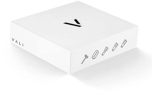 En vit låda med symboler av verktyg och en blixt på toppen, och ordet del av 'VALI' på sidan.