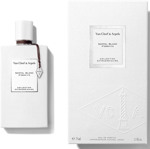 En vit parfymflaska och förpackning med enkel svart text, märkta Van Cleef & Arpels Santal Blanc, en del av en lyxsamling.